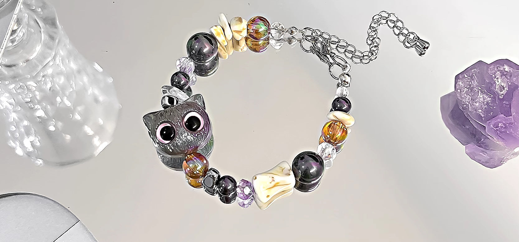 Nocturne Gaze | Cat Totem & Iridescent Bead Bracelet